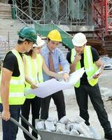 sur este asiático joven malayo chino hombre mujer vistiendo sin peligro casco construcción sitio trabajo foto