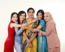 afuera este asiático malayo chino indio carrera étnico origen mujer vistiendo vestir disfraz baju Kurung cheongsam Samfu kebaya compartir multirracial comunidad en blanco antecedentes contento sonrisa abrazo unión foto