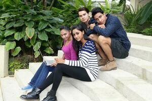 asiático joven hombre mujer amigo estudiante colegas al aire libre activo trabajo estudiar relajarse foto