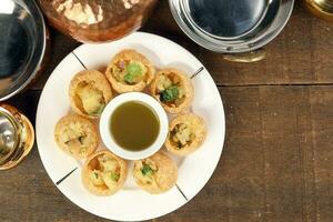 tadeon subcontinental calle bocadillo comida garbanzos patata pani puri fuska con Tamarindo salsa foto