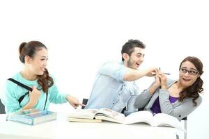 yong sur este asiático medio oriental caucásico juventud hombre mujer en casual vestir caminar hablar divertido sentar a mesa libro cuaderno bolígrafo ordenador portátil computadora estudiar pensar leer en blanco antecedentes foto