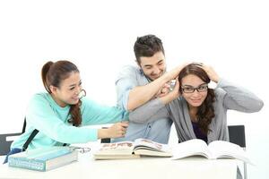 yong sur este asiático medio oriental caucásico juventud hombre mujer en casual vestir caminar hablar divertido sentar a mesa libro cuaderno bolígrafo ordenador portátil computadora estudiar pensar leer en blanco antecedentes foto