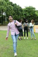 joven asiático malayo chino hombre mujer al aire libre parque libro archivo carpeta ordenador portátil computadora teléfono sentar estar estudiar mezclarse foto