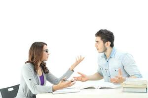 yong sur este asiático medio oriental caucásico juventud hombre mujer en casual vestir caminar hablar divertido sentar a mesa libro cuaderno bolígrafo ordenador portátil computadora estudiar pensar leer en blanco antecedentes foto