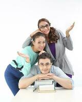 yong sur este asiático medio oriental caucásico juventud hombre mujer en casual vestir sentar estar a mesa libro apilar cabeza en cabeza contento sonrisa Mira a cámara en blanco antecedentes foto