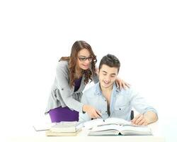 yong sur este asiático medio oriental caucásico juventud hombre mujer en casual vestir caminar hablar divertido sentar a mesa libro cuaderno bolígrafo ordenador portátil computadora estudiar pensar leer en blanco antecedentes foto