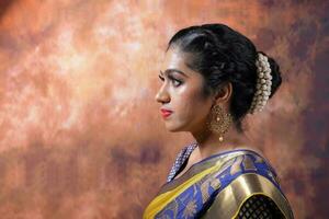 sur este asiático indio carrera étnico origen mujer vistiendo indio vestir disfraz compartir multirracial comunidad en retro Clásico antecedentes foto