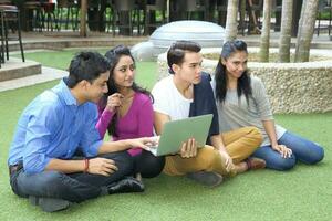 asiático joven hombre mujer amigo estudiante colegas al aire libre activo trabajo estudiar relajarse foto