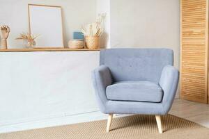 suave azul silla en mimbre alfombra, boho o scandi estilo vivo habitación con beige decoraciones foto