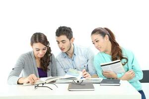 yong sur este asiático medio oriental caucásico juventud hombre mujer en casual vestir caminar hablar divertido sentar a mesa libro cuaderno bolígrafo ordenador portátil computadora estudiar pensar leer en blanco antecedentes foto