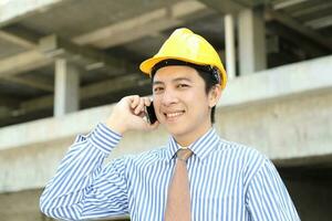 sur este asiático joven malayo chino hombre mujer vistiendo sin peligro casco construcción sitio trabajo foto