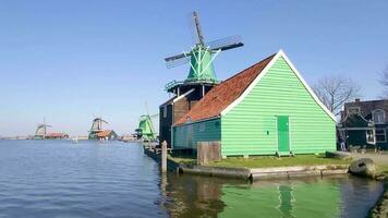 Bij de zaanse schans in Holland, toerist houten huizen en windmolens video