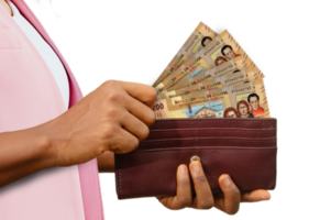 justo mão segurando Castanho Bolsa com boliviano boliviano notas, mão removendo dinheiro Fora do Bolsa isolado em transparente fundo png