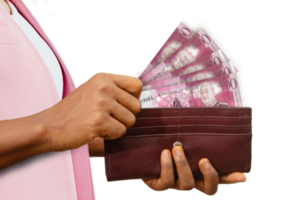 Messe Hand halten braun Geldbörse mit tonganisch paanga Anmerkungen, Hand entfernen Geld aus von Geldbörse isoliert auf transparent Hintergrund png