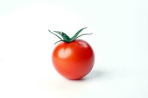 rojo maduro Cereza tomate con vástago en blanco antecedentes foto