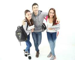 yong sur este asiático medio oriental caucásico juventud hombre mujer en casual vestir caminar hablar divertido sentar a mesa libro cuaderno bolígrafo ordenador portátil computadora estudiar pensar leer en blanco antecedentes foto