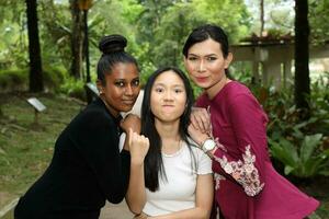 grupo de mujer amigos malayo chino indio asiático al aire libre parque naturaleza actitud expresión contento sonrisa ingenioso ira preocupado pensando cómic foto