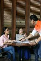 joven asiático diferente étnico malayo chino hombre mujer actividad estilo de vida estudiante educando trabajo negocio foto