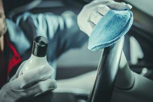 hombres tomando cuidado de coche interior foto