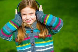 niña disfrutando el música foto