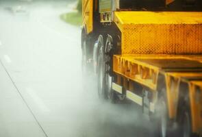 camión conducción en pesado lluvia foto