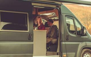 Pareja de viaje en su rv camper camioneta clase si foto