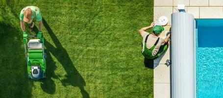 dos jardín y paisajismo trabajadores ejecutando patio interior mantenimiento foto