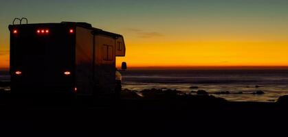 rv camper camioneta y el escénico playa puesta de sol foto