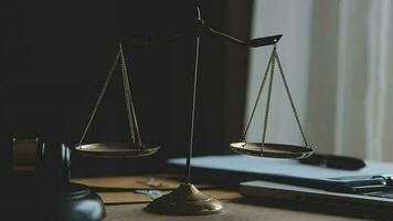 rättvisa och lag koncept.manlig domare i en rättssal med klubban, arbetar med, dator och dockningstangentbord, glasögon, på bordet i morgonljus video