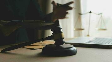 rechtvaardigheid en recht concept.male rechter in een rechtszaal met de hamer, werken met, computer en docking toetsenbord, brillen, op tafel in ochtendlicht video