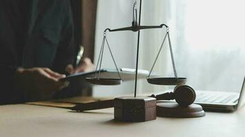 rättvisa och lag koncept.manlig domare i en rättssal med klubban, arbetar med, dator och dockningstangentbord, glasögon, på bordet i morgonljus video