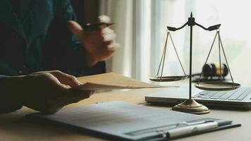 rättvisa och lag koncept.manlig domare i en rättssal med klubban, arbetar med, dator och dockningstangentbord, glasögon, på bordet i morgonljus video