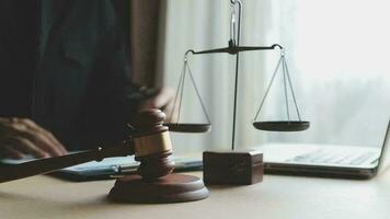 rättvisa och lag koncept.manlig domare i en rättssal med klubban, arbetar med, dator och dockningstangentbord, glasögon, på bordet i morgonljus video