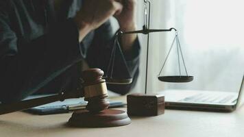 rättvisa och lag koncept.manlig domare i en rättssal med klubban, arbetar med, dator och dockningstangentbord, glasögon, på bordet i morgonljus video