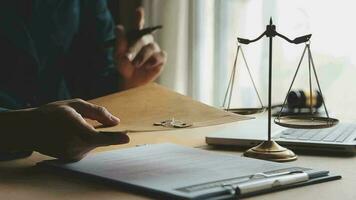 rättvisa och lag koncept.manlig domare i en rättssal med klubban, arbetar med, dator och dockningstangentbord, glasögon, på bordet i morgonljus video