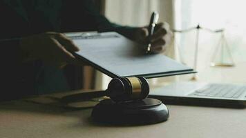 rättvisa och lag koncept.manlig domare i en rättssal med klubban, arbetar med, dator och dockningstangentbord, glasögon, på bordet i morgonljus video