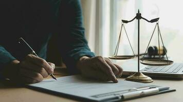 rättvisa och lag koncept.manlig domare i en rättssal med klubban, arbetar med, dator och dockningstangentbord, glasögon, på bordet i morgonljus video