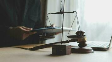 rättvisa och lag koncept.manlig domare i en rättssal med klubban, arbetar med, dator och dockningstangentbord, glasögon, på bordet i morgonljus video