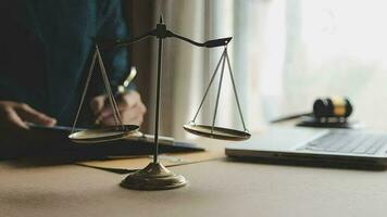 rättvisa och lag koncept.manlig domare i en rättssal med klubban, arbetar med, dator och dockningstangentbord, glasögon, på bordet i morgonljus video