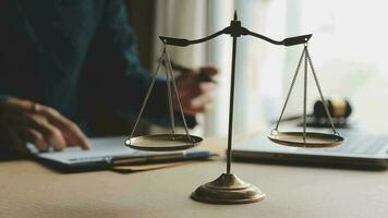 rättvisa och lag koncept.manlig domare i en rättssal med klubban, arbetar med, dator och dockningstangentbord, glasögon, på bordet i morgonljus video