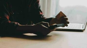 donne Tenere credito carta e utilizzando smartphone a casa.online acquisti, Internet bancario, memorizzare in linea, pagamento, la spesa i soldi, e-commerce pagamento a il negozio, credito carta, concetto video