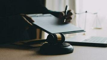 rättvisa och lag koncept.manlig domare i en rättssal med klubban, arbetar med, dator och dockningstangentbord, glasögon, på bordet i morgonljus video