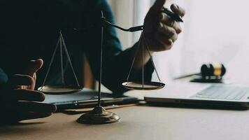 rättvisa och lag koncept.manlig domare i en rättssal med klubban, arbetar med, dator och dockningstangentbord, glasögon, på bordet i morgonljus video