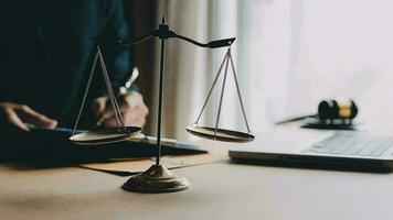 rättvisa och lag koncept.manlig domare i en rättssal med klubban, arbetar med, dator och dockningstangentbord, glasögon, på bordet i morgonljus video