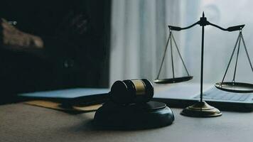 rättvisa och lag koncept.manlig domare i en rättssal med klubban, arbetar med, dator och dockningstangentbord, glasögon, på bordet i morgonljus video