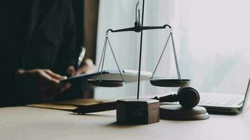 rättvisa och lag koncept.manlig domare i en rättssal med klubban, arbetar med, dator och dockningstangentbord, glasögon, på bordet i morgonljus video