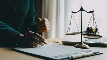 rättvisa och lag koncept.manlig domare i en rättssal med klubban, arbetar med, dator och dockningstangentbord, glasögon, på bordet i morgonljus video