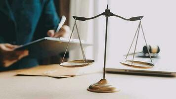 rättvisa och lag koncept.manlig domare i en rättssal med klubban, arbetar med, dator och dockningstangentbord, glasögon, på bordet i morgonljus video