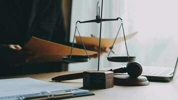 rättvisa och lag koncept.manlig domare i en rättssal med klubban, arbetar med, dator och dockningstangentbord, glasögon, på bordet i morgonljus video