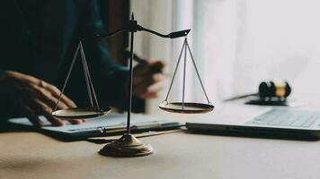 rättvisa och lag koncept.manlig domare i en rättssal med klubban, arbetar med, dator och dockningstangentbord, glasögon, på bordet i morgonljus video